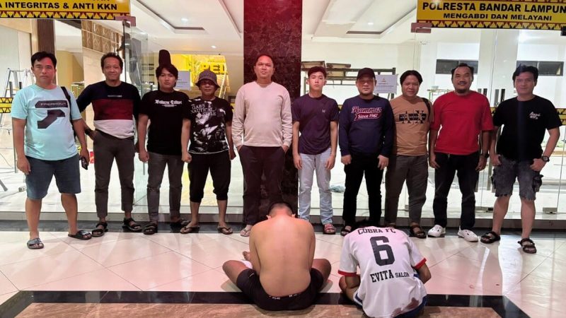 Dua pelaku curanmor spesialis hotel JD (18) dan RA (25) diamankan Tim Gabungan Polresta Bandar Lampung di Mapolresta, Senin 1 Juni 2026. Keduanya beraksi 10 kali di hotel, penginapan dan kost dengan modus kunci T dan mobil. Foto: Humas Polresta Bandar Lampung
