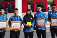Asisten ll Pemkot Bandar Lampung Eka Afriana (tengah) berfoto bersama 4 kepala SDN penerima penghargaan akreditasi perpustakaan. Keempatnya yaitu Kepala SDN 1 Sukarame Dua, SDN 3 Gulak Galik, SDN 1 Keteguhan, dan SDN 1 Labuhan Ratu. Penyerahan berlangsung usai upacara Hari Lahir Pancasila, Senin 1 Juni 2026. Foto: istimewa