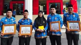 Asisten ll Pemkot Bandar Lampung Eka Afriana (tengah) berfoto bersama 4 kepala SDN penerima penghargaan akreditasi perpustakaan. Keempatnya yaitu Kepala SDN 1 Sukarame Dua, SDN 3 Gulak Galik, SDN 1 Keteguhan, dan SDN 1 Labuhan Ratu. Penyerahan berlangsung usai upacara Hari Lahir Pancasila, Senin 1 Juni 2026. Foto: istimewa