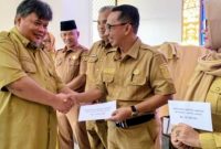 Plt Kepala Dinas Pendidikan dan Kebudayaan Kota Bandar Lampung M. Nur Ramdhan menyerahkan simbolis BOSDa SMP 2026 kepada perwakilan kepala sekolah. Pemkot mulai menyalurkan bantuan Rp300 ribu per siswa mulai 2 Juni 2026.