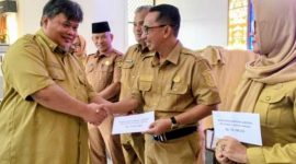 Plt Kepala Dinas Pendidikan dan Kebudayaan Kota Bandar Lampung M. Nur Ramdhan menyerahkan simbolis BOSDa SMP 2026 kepada perwakilan kepala sekolah. Pemkot mulai menyalurkan bantuan Rp300 ribu per siswa mulai 2 Juni 2026.