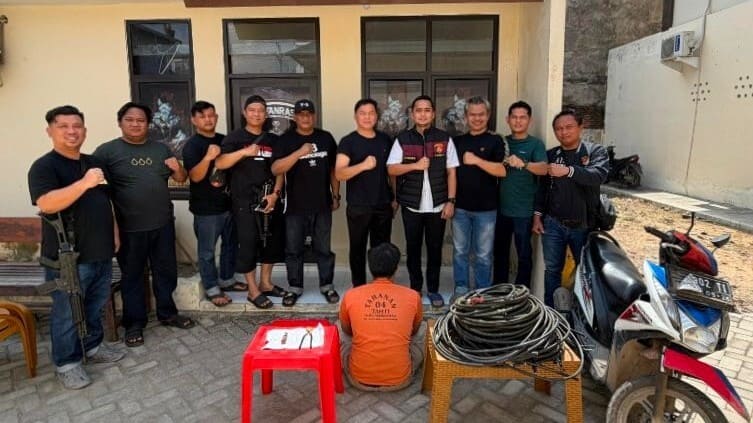 Pelaku pencurian kabel tower telekomunikasi berinisial SA 29 tahun diamankan Tekab 308 Presisi Polsek Terbanggi Besar bersama barang bukti berupa 1 gulung kabel 100 meter, 1 unit Honda Beat, tang potong, dan pisau cutter di Lampung Tengah, Senin 1 Juni 2026. (Foto: Humas Polres Lampung Tengah)
