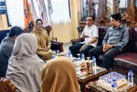 Ketua Komisi IV DPRD Bandar Lampung Asroni Paslah saat menyampaikan pernyataan terkait kasus bullying SMPN 44, Rabu (3/6/2026).  