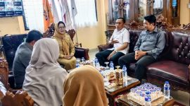 Ketua Komisi IV DPRD Bandar Lampung Asroni Paslah saat menyampaikan pernyataan terkait kasus bullying SMPN 44, Rabu (3/6/2026).  