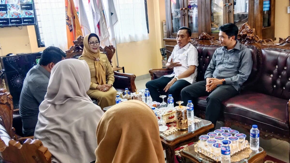 Ketua Komisi IV DPRD Bandar Lampung Asroni Paslah saat menyampaikan pernyataan terkait kasus bullying SMPN 44, Rabu (3/6/2026).  