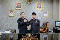 Sekda Lampung Marindo Kurniawan bersalaman dengan Ketua Pendekar Banten Lampung H Tb Ismail saat audiensi di ruang kerjanya, Rabu (3/6/2026). 