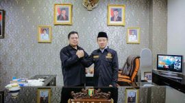 Sekda Lampung Marindo Kurniawan bersalaman dengan Ketua Pendekar Banten Lampung H Tb Ismail saat audiensi di ruang kerjanya, Rabu (3/6/2026). 