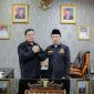 Sekda Lampung Marindo Kurniawan bersalaman dengan Ketua Pendekar Banten Lampung H Tb Ismail saat audiensi di ruang kerjanya, Rabu (3/6/2026). 