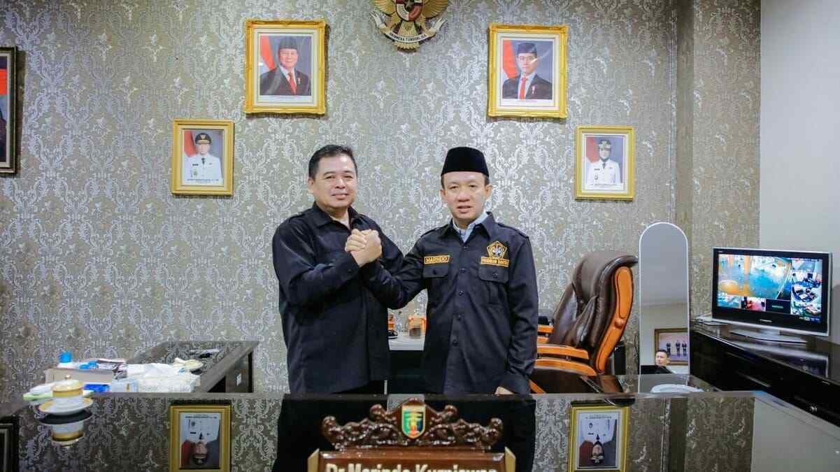 Sekda Lampung Marindo Kurniawan bersalaman dengan Ketua Pendekar Banten Lampung H Tb Ismail saat audiensi di ruang kerjanya, Rabu (3/6/2026). 