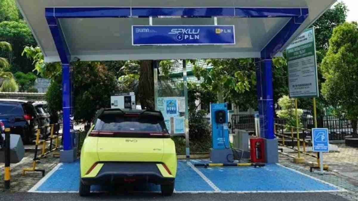 Mobil listrik BYD sedang mengisi daya di salah satu SPKLU PLN UID Lampung. PLN telah mengoperasikan 83 SPKLU di 51 lokasi strategis di Lampung, Rabu (3/6/2026)