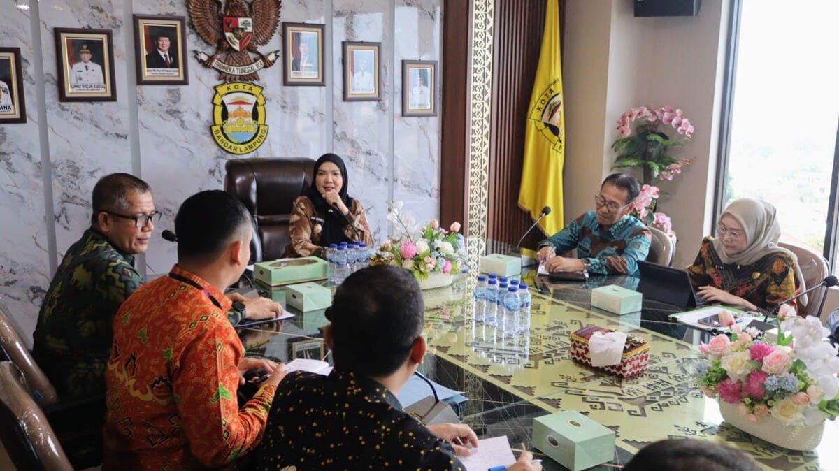 Wali Kota Bandar Lampung, Hj. Eva Dwiana, menerima audiensi jajaran Bank Lampung yang dipimpin Direktur Kepatuhan Ahmad Zedri di ruang rapat Wali Kota, Kamis 4 Juni 2026. 