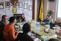 Wali Kota Bandar Lampung, Hj. Eva Dwiana, menerima audiensi jajaran Bank Lampung yang dipimpin Direktur Kepatuhan Ahmad Zedri di ruang rapat Wali Kota, Kamis 4 Juni 2026. 