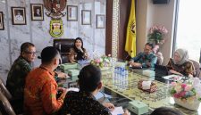 Wali Kota Bandar Lampung, Hj. Eva Dwiana, menerima audiensi jajaran Bank Lampung yang dipimpin Direktur Kepatuhan Ahmad Zedri di ruang rapat Wali Kota, Kamis 4 Juni 2026. 