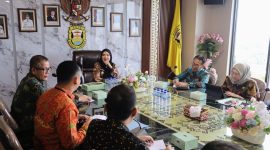 Wali Kota Bandar Lampung, Hj. Eva Dwiana, menerima audiensi jajaran Bank Lampung yang dipimpin Direktur Kepatuhan Ahmad Zedri di ruang rapat Wali Kota, Kamis 4 Juni 2026. 