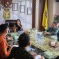 Wali Kota Bandar Lampung, Hj. Eva Dwiana, menerima audiensi jajaran Bank Lampung yang dipimpin Direktur Kepatuhan Ahmad Zedri di ruang rapat Wali Kota, Kamis 4 Juni 2026. 