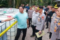 Kapolda Lampung meninjau ratusan tandon berisi 203 ribu liter solar ilegal hasil penggerebekan di Desa Sukajaya Lempasing, Teluk Pandan, Pesawaran, 8 April 2026. Foto: Bidhumas Polda Lampung