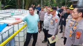 Kapolda Lampung meninjau ratusan tandon berisi 203 ribu liter solar ilegal hasil penggerebekan di Desa Sukajaya Lempasing, Teluk Pandan, Pesawaran, 8 April 2026. Foto: Bidhumas Polda Lampung