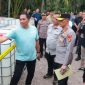 Kapolda Lampung meninjau ratusan tandon berisi 203 ribu liter solar ilegal hasil penggerebekan di Desa Sukajaya Lempasing, Teluk Pandan, Pesawaran, 8 April 2026. Foto: Bidhumas Polda Lampung