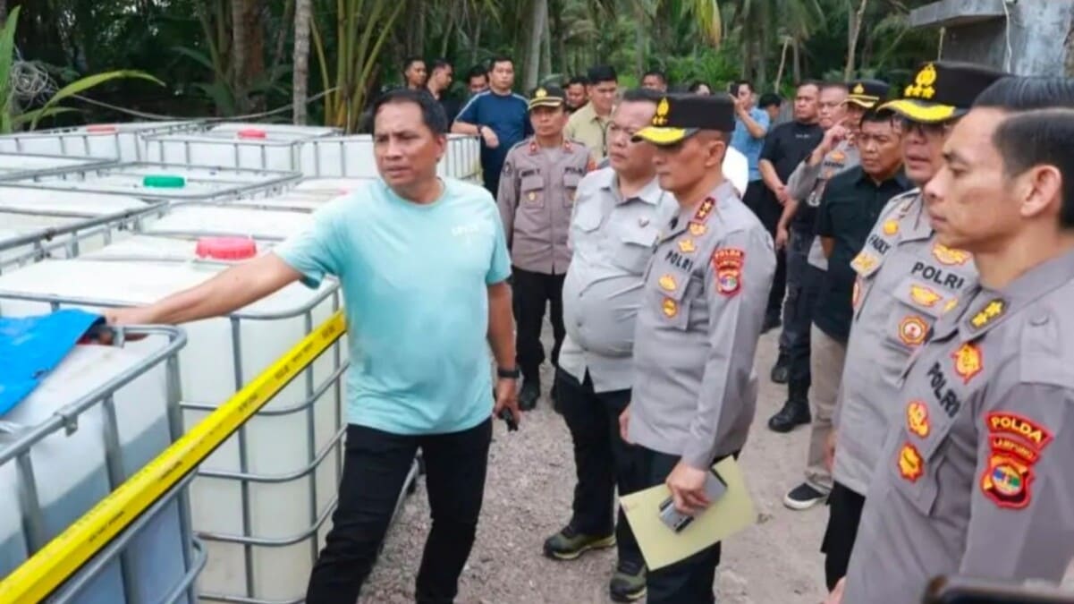 Kapolda Lampung meninjau ratusan tandon berisi 203 ribu liter solar ilegal hasil penggerebekan di Desa Sukajaya Lempasing, Teluk Pandan, Pesawaran, 8 April 2026. Foto: Bidhumas Polda Lampung