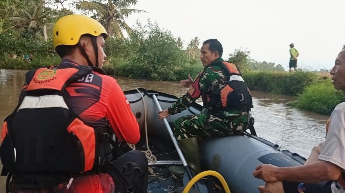 Tim SAR Gabungan Basarnas Lampung bersama TNI dan warga gunakan perahu karet menyisir Sungai Way Pisang Desa Palas Aji, Lampung Selatan, Sabtu 6/6/2026, mencari Kenji 5 tahun yang terseret arus. Foto: Dok. Basarnas
