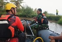 Tim SAR Gabungan Basarnas Lampung bersama TNI dan warga gunakan perahu karet menyisir Sungai Way Pisang Desa Palas Aji, Lampung Selatan, Sabtu 6/6/2026, mencari Kenji 5 tahun yang terseret arus. Foto: Dok. Basarnas