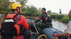 Tim SAR Gabungan Basarnas Lampung bersama TNI dan warga gunakan perahu karet menyisir Sungai Way Pisang Desa Palas Aji, Lampung Selatan, Sabtu 6/6/2026, mencari Kenji 5 tahun yang terseret arus. Foto: Dok. Basarnas
