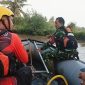 Tim SAR Gabungan Basarnas Lampung bersama TNI dan warga gunakan perahu karet menyisir Sungai Way Pisang Desa Palas Aji, Lampung Selatan, Sabtu 6/6/2026, mencari Kenji 5 tahun yang terseret arus. Foto: Dok. Basarnas