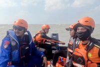 Tim SAR Pos Tulang Bawang menyisir Perairan Mesuji saat pencarian hari ketiga nelayan Iwan 48 yang hilang akibat tabrakan kapal, Senin 8 Juni 2026. FOTO: PROYEKSI.ID/DOK SAR Lampung