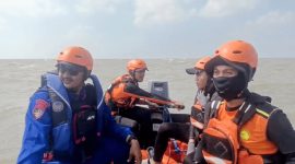 Tim SAR Pos Tulang Bawang menyisir Perairan Mesuji saat pencarian hari ketiga nelayan Iwan 48 yang hilang akibat tabrakan kapal, Senin 8 Juni 2026. FOTO: PROYEKSI.ID/DOK SAR Lampung