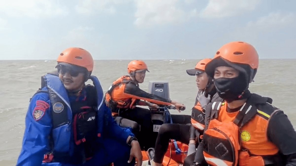 Tim SAR Pos Tulang Bawang menyisir Perairan Mesuji saat pencarian hari ketiga nelayan Iwan 48 yang hilang akibat tabrakan kapal, Senin 8 Juni 2026. FOTO: PROYEKSI.ID/DOK SAR Lampung