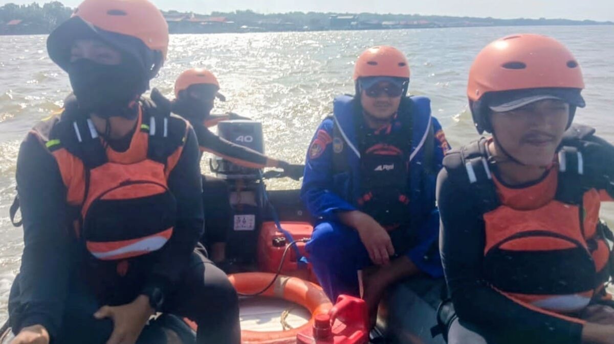 Petugas SAR gabungan mengevakuasi korban Kenji 5 tahun di Sungai Way Pisang, Desa Palas Aji, Lampung Selatan, Selasa 9 Juni 2026. Korban ditemukan meninggal 1,5 km dari lokasi kejadian. Foto: Pos SAR Bakauheni