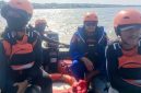 Petugas SAR gabungan mengevakuasi korban Kenji 5 tahun di Sungai Way Pisang, Desa Palas Aji, Lampung Selatan, Selasa 9 Juni 2026. Korban ditemukan meninggal 1,5 km dari lokasi kejadian. Foto: Pos SAR Bakauheni