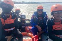 Petugas SAR gabungan mengevakuasi korban Kenji 5 tahun di Sungai Way Pisang, Desa Palas Aji, Lampung Selatan, Selasa 9 Juni 2026. Korban ditemukan meninggal 1,5 km dari lokasi kejadian. Foto: Pos SAR Bakauheni