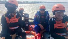 Petugas SAR gabungan mengevakuasi korban Kenji 5 tahun di Sungai Way Pisang, Desa Palas Aji, Lampung Selatan, Selasa 9 Juni 2026. Korban ditemukan meninggal 1,5 km dari lokasi kejadian. Foto: Pos SAR Bakauheni