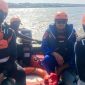 Petugas SAR gabungan mengevakuasi korban Kenji 5 tahun di Sungai Way Pisang, Desa Palas Aji, Lampung Selatan, Selasa 9 Juni 2026. Korban ditemukan meninggal 1,5 km dari lokasi kejadian. Foto: Pos SAR Bakauheni