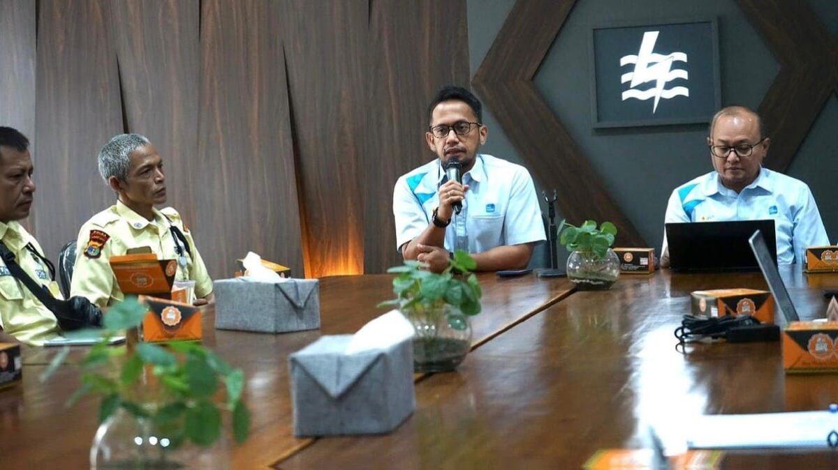 Manager PLN UP3 Tanjung Karang Presly Silaen memberikan arahan kepada petugas satuan pengamanan saat kegiatan Refreshment PS4 Melayani Sepenuh Hati di kantor PLN UP3 Tanjung Karang, Senin 9 Juni 2026.