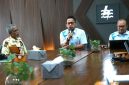 Manager PLN UP3 Tanjung Karang Presly Silaen memberikan arahan kepada petugas satuan pengamanan saat kegiatan Refreshment PS4 Melayani Sepenuh Hati di kantor PLN UP3 Tanjung Karang, Senin 9 Juni 2026.