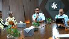 Manager PLN UP3 Tanjung Karang Presly Silaen memberikan arahan kepada petugas satuan pengamanan saat kegiatan Refreshment PS4 Melayani Sepenuh Hati di kantor PLN UP3 Tanjung Karang, Senin 9 Juni 2026.