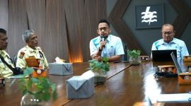 Manager PLN UP3 Tanjung Karang Presly Silaen memberikan arahan kepada petugas satuan pengamanan saat kegiatan Refreshment PS4 Melayani Sepenuh Hati di kantor PLN UP3 Tanjung Karang, Senin 9 Juni 2026.