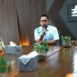 Manager PLN UP3 Tanjung Karang Presly Silaen memberikan arahan kepada petugas satuan pengamanan saat kegiatan Refreshment PS4 Melayani Sepenuh Hati di kantor PLN UP3 Tanjung Karang, Senin 9 Juni 2026.