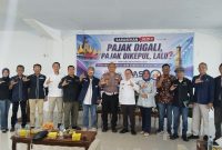 Foto bersama peserta Sarasehan Jilid II "Pajak Digali, Pajak Dikepul, Lalu?" yang digelar Sekber 3 Konstituen Dewan Pers Lampung AMSI, SMSI, JMSI di Perpustakaan Daerah Lampung, Rabu (10/6/2026). Kepala Bapenda Lampung Saipul dan Kompol Juli Ditlantas Polda Lampung di tengah. PROYEKSI.ID