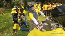 Kemeriahan fun game tarik tambang saat gathering Bidhumas Polda Lampung bersama insan pers rangkaian Hari Bhayangkara Ke-80 di Bandarlampung, Rabu (10/6/2026). Suasana ceria dan penuh semangat kebersamaan mewarnai kegiatan silaturahmi Polri dan media. PROYEKSI.ID