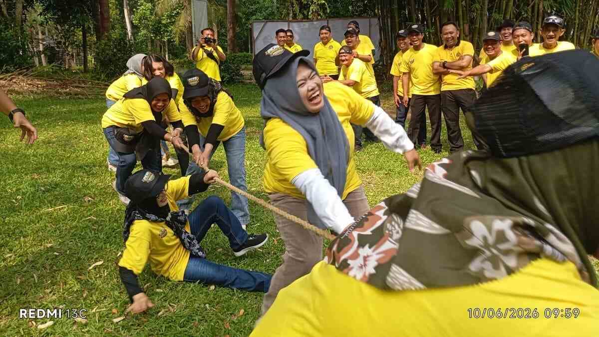 Kemeriahan fun game tarik tambang saat gathering Bidhumas Polda Lampung bersama insan pers rangkaian Hari Bhayangkara Ke-80 di Bandarlampung, Rabu (10/6/2026). Suasana ceria dan penuh semangat kebersamaan mewarnai kegiatan silaturahmi Polri dan media. PROYEKSI.ID