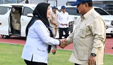 Wali Kota Bandar Lampung Eva Dwiana bersalaman dengan Presiden Prabowo Subianto saat penyambutan di Bandara Radin Inten II, Lampung Selatan, Rabu 10/6/2026. Foto: istimewa