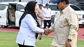 Wali Kota Bandar Lampung Eva Dwiana bersalaman dengan Presiden Prabowo Subianto saat penyambutan di Bandara Radin Inten II, Lampung Selatan, Rabu 10/6/2026. Foto: istimewa