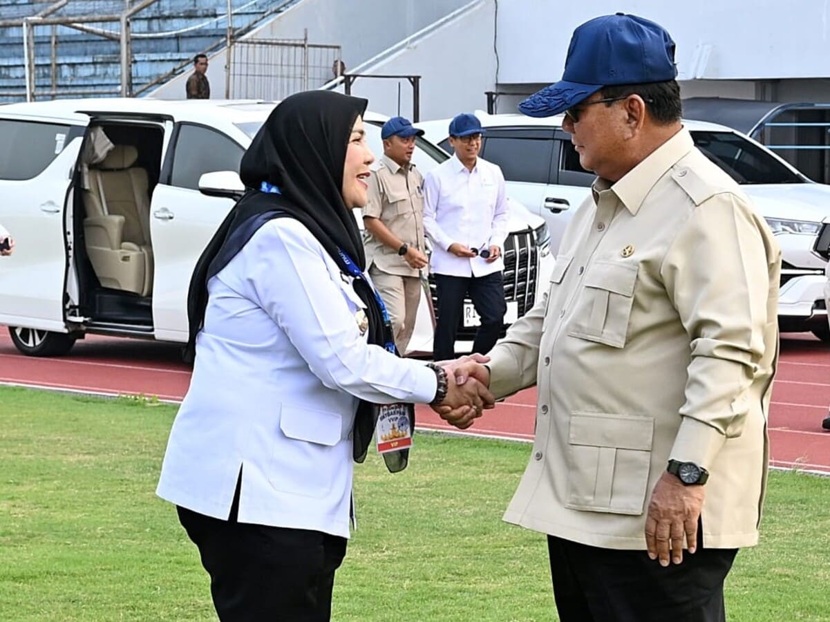 Wali Kota Bandar Lampung Eva Dwiana bersalaman dengan Presiden Prabowo Subianto saat penyambutan di Bandara Radin Inten II, Lampung Selatan, Rabu 10/6/2026. Foto: istimewa