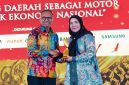Wali Kota Bandar Lampung Hj. Eva Dwiana, S.E. menerima penghargaan Disway Top Regional Leader Awards 2026 kategori Penggerak UMKM dan Ekonomi Kreatif dari Founder Disway Group Dahlan Iskan di Hotel JW Marriott, Jakarta, Kamis 11/6/2026. Penghargaan diberikan atas inovasi dan program Pemkot Bandar Lampung dalam penguatan UMKM serta ekonomi kreatif yang berdampak langsung bagi masyarakat. PROYEKSI.ID/ Istimewa