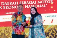Wali Kota Bandar Lampung Hj. Eva Dwiana, S.E. menerima penghargaan Disway Top Regional Leader Awards 2026 kategori Penggerak UMKM dan Ekonomi Kreatif dari Founder Disway Group Dahlan Iskan di Hotel JW Marriott, Jakarta, Kamis 11/6/2026. Penghargaan diberikan atas inovasi dan program Pemkot Bandar Lampung dalam penguatan UMKM serta ekonomi kreatif yang berdampak langsung bagi masyarakat. PROYEKSI.ID/ Istimewa