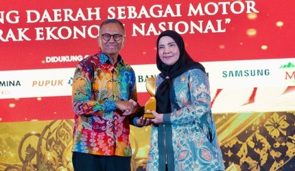Wali Kota Bandar Lampung Eva Dwiana menerima penghargaan Disway Top Regional Leader Awards 2026 kategori Penggerak UMKM dan Ekonomi Kreatif dari Founder Disway Group Dahlan Iskan di Jakarta
