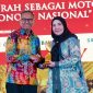 Wali Kota Bandar Lampung Hj. Eva Dwiana, S.E. menerima penghargaan Disway Top Regional Leader Awards 2026 kategori Penggerak UMKM dan Ekonomi Kreatif dari Founder Disway Group Dahlan Iskan di Hotel JW Marriott, Jakarta, Kamis 11/6/2026. Penghargaan diberikan atas inovasi dan program Pemkot Bandar Lampung dalam penguatan UMKM serta ekonomi kreatif yang berdampak langsung bagi masyarakat. PROYEKSI.ID/ Istimewa